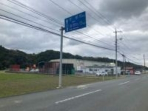 宇部市の県道で軽トラックが道路脇の道路案内標識の支柱に衝突　運転していた高齢男性が死亡