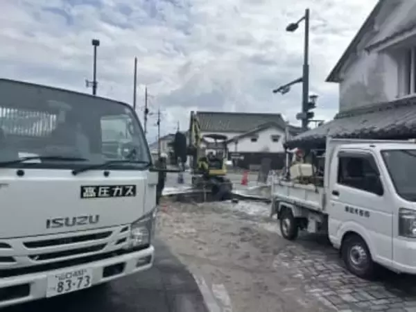 「水があふれ出ている」柳井市の白壁通りで水道管が破損か…道路も隆起　今日中の復旧めざし工事