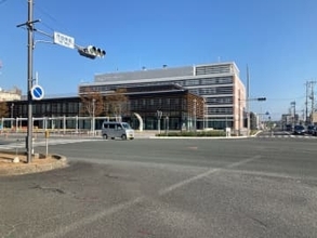 宇部市役所前の交差点で乗用車とバイクが衝突…バイクに乗っていた男性は搬送時意識なし