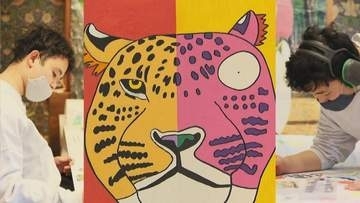 自閉スペクトラム症の双子アーティストが高松市のゴルフ場で作品展示・販売　動物園の看板の原画も