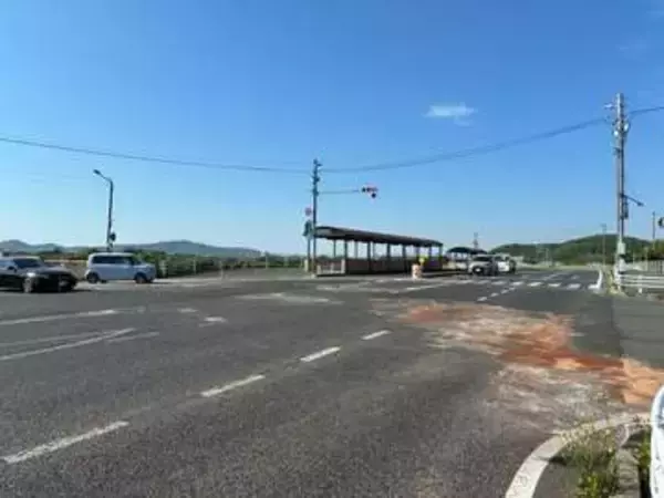 岡山市の交差点で乗用車とバイクが衝突　バイクの男性(20)が重体