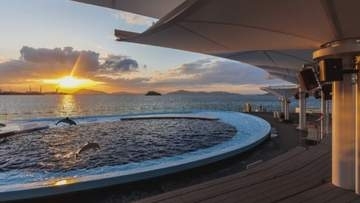 瀬戸内海を背景にイルカが躍動！約400種類を展示する「四国水族館」　香川・宇多津町