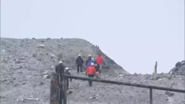 岡山市の航空会社が運行する遊覧飛行ヘリ　熊本県・阿蘇中岳の火口付近で特徴似たヘリを発見