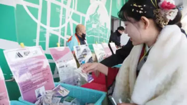 二十歳の門出を20社がお祝い　高松市の式典会場で各企業がプレゼント