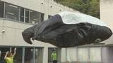 「岡山市の科学イベントでも強風の影響…クジラの巨大バルーンあおられる」の画像1