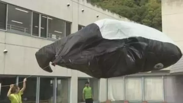 岡山市の科学イベントでも強風の影響…クジラの巨大バルーンあおられる