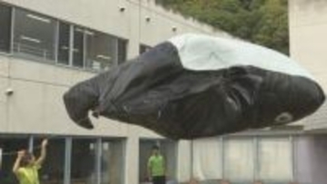 岡山市の科学イベントでも強風の影響…クジラの巨大バルーンあおられる