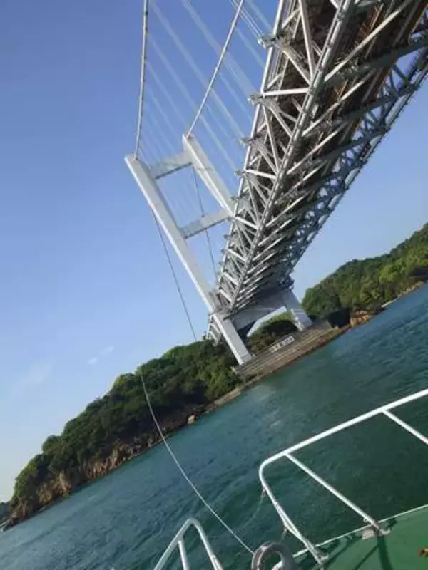 瀬戸大橋からナイロンロープが海面まで垂れ下がる　水島海上保安部が回収