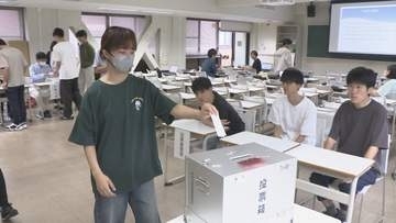 香川大学で模擬選挙の授業　投票所設営や投開票作業を体験　8月には県知事選