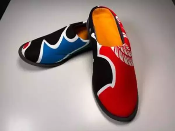 「四国こんぴら歌舞伎大芝居に合わせて限定ルームシューズを販売　香川県の老舗染物店とシューズメーカーがコラボ　琴平のみで限定販売」の画像