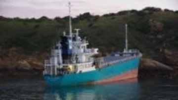 貨物船が島の岩場に乗り揚げ　けが人なし　岡山・倉敷市