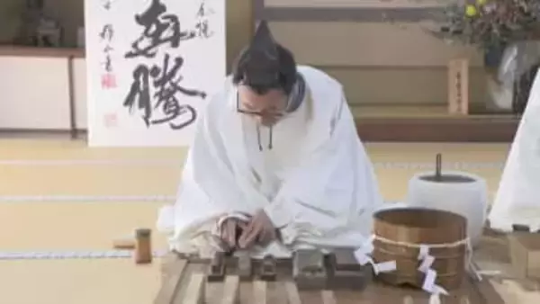 はだか祭り「西大寺会陽」に向け事始めの儀式　宝木を作る道具を白装束の棟梁が丁寧に手入れ　岡山
