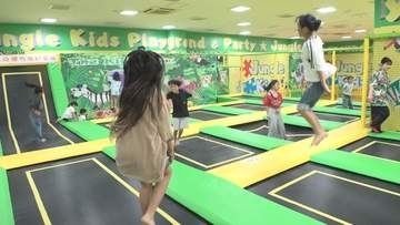 お盆休みどう過ごす？　涼しく過ごせる場所が人気　親子連れでにぎわう室内遊園地　高松市