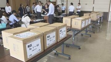 岡山市の新アリーナ建設の賛否問う住民投票を求め　署名2万1930人分を市に提出