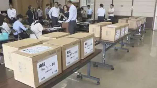 岡山市の新アリーナ建設の賛否問う住民投票を求め　署名2万1930人分を市に提出