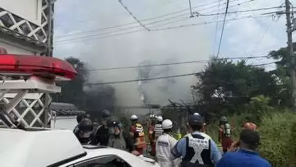 岡山市で住宅全焼　消防車14台が出動　けが人なし