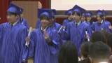 「岡山市の私立小学校で全て英語の卒業式　角帽を投げて喜びを表現」の画像1
