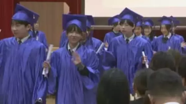 岡山市の私立小学校で全て英語の卒業式　角帽を投げて喜びを表現