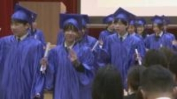 岡山市の私立小学校で全て英語の卒業式　角帽を投げて喜びを表現