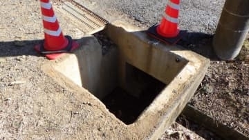 側溝桝の鉄蓋2枚（時価4000円相当）が盗まれる　岡山・赤磐市