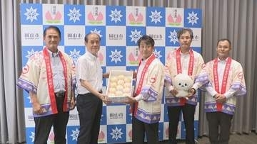 県オリジナル品種の白桃「白皇Ⓡ」　生産者らが岡山市長を表敬訪問　晩生の桃で濃厚な風味が特徴