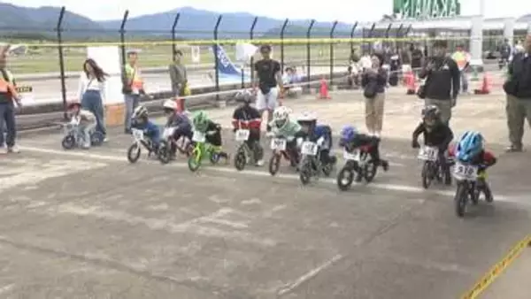 ペダルのない自転車　高松空港でランバイクの普及啓発イベント　香川