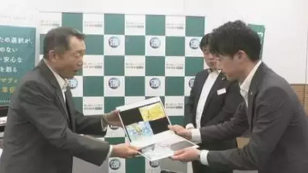 小学生の交通事故を防げ　損保会社が車のライトを反射するストラップを寄贈　岡山