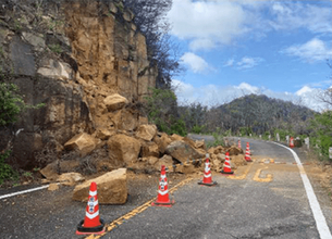 岡山市南区阿津の県道で落石　現場付近を通行止め　2025年3月に発生した山火事現場周辺