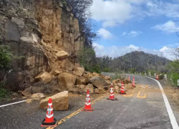 岡山市南区阿津の県道で落石　現場付近を通行止め　2025年3月に発生した山火事現場周辺