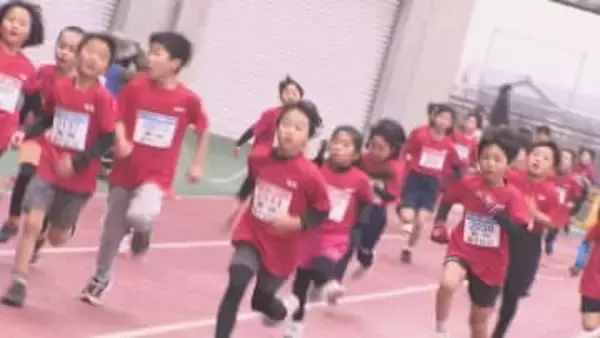 小学生のマラソン大会　元気よくコース駆け抜ける　香川・丸亀市