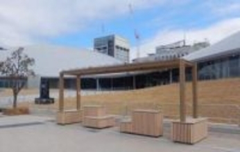 サンポート高松に県産のヒノキを使用した屋外用ベンチなどを設置　　香川県