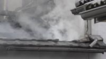 高松市で住宅火災　隣家に延焼　住人の70代女性が手や顔にやけど