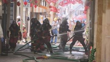 「白い煙がバーっと回って…」岡山市中心部の商店街で火事　複数の建物が焼ける
