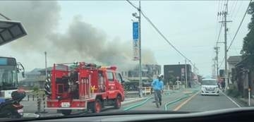 高松市香川町浅野で建物の屋根付近が燃える火事　現在も消火活動中　14日午前9時30分現在