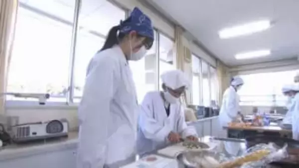 給食の苦手メニュー克服へ　小学生が大学生と一緒に工夫して料理　岡山・浅口市