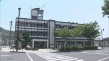 笠岡市で地下の水道管が損傷し市道に漏水　今後断水の可能性も　岡山