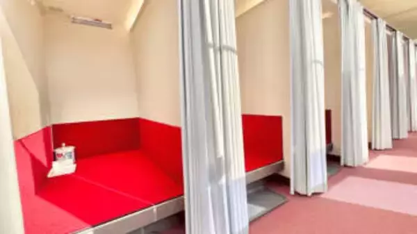 個室ブースで乗船前後を快適に 船との組み合わせも…ジャンボフェリーが待合所に「ちょっとこま」設置