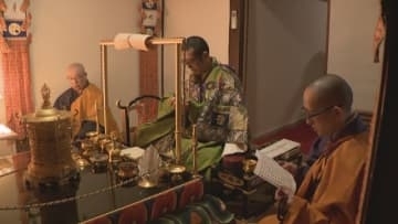 会陽で争奪する宝木に祈りを込める儀式　岡山・金山寺