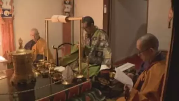 会陽で争奪する宝木に祈りを込める儀式　岡山・金山寺