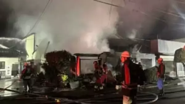 岡山市で住宅や店舗など6軒焼ける　煙を吸って77歳女性が救急搬送　軽傷の見込み