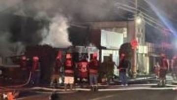 岡山市で住宅や店舗など6軒焼ける　煙を吸って77歳女性が救急搬送　軽傷の見込み