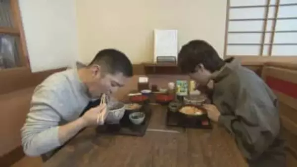 岡山市のそば店　年越しそばを食べる客でにぎわう