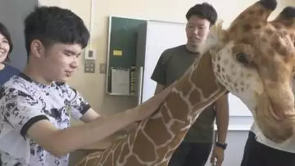 盲学校に「さわれる動物園」が開園　障害者支援などに取り組む男性がリアルな模型を寄贈　岡山市
