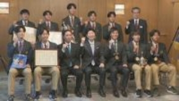 岡山県勢初の快挙　テニスの全国大会で優勝した関西高校の選手らが知事に報告