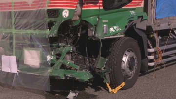 工事現場で車を誘導中の男性が大型トラックにはねられ死亡　大型トラックは別のトラックにも衝突　岡山市