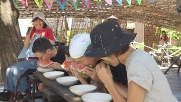 スイカで祝う「島のお誕生会」　豊島の島民と観光客らが交流　スイカ割りや早食い大会など　香川