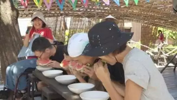 スイカで祝う「島のお誕生会」　豊島の島民と観光客らが交流　スイカ割りや早食い大会など　香川