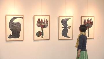 香川県在住の画家・山口一郎さんの個展　黒色で描いた作品を中心に約100点　坂出市