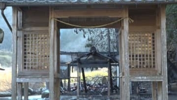 吉備中央町で神社が全焼　男性消防士が倒木と建物の壁に挟まれけが　岡山