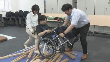 車いす利用者の避難はどうする？四国運輸局・四国地方整備局の職員らが支援方法を学ぶ　高松市